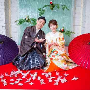 前撮りで人気の和装姿
滝が流れる庭園のような雰囲気で、素敵な写真が残せます