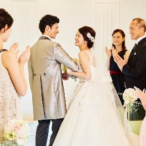 エルブライトハウス 挙式後は、フラワーシャワーと親族や友人の笑顔に包まれて