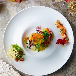 エルブライトハウス きのこの上にサーモンのパイ包み焼き、パッションフルーツとマンゴーの爽やか演出