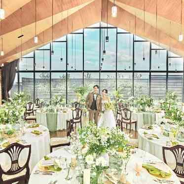 奈良町 あしびの郷 高い天井と大きな窓が特徴の開放的な披露宴会場です