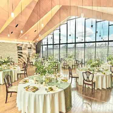 奈良町 あしびの郷 高い天井と大きな窓が特徴の開放的な披露宴会場です