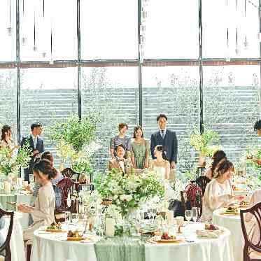 奈良町 あしびの郷 高い天井と大きな窓が特徴の開放的な披露宴会場です