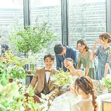 奈良町 あしびの郷 高い天井と大きな窓が特徴の開放的な披露宴会場です