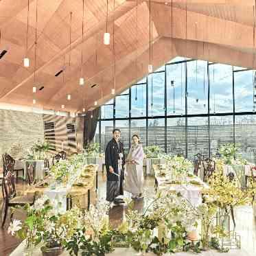 奈良町 あしびの郷 高い天井と大きな窓が特徴の開放的な披露宴会場です