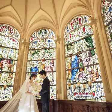 ストリングスホテルNAGOYA ふたりが鮮やかな光に彩られるように配置されたステンドグラス