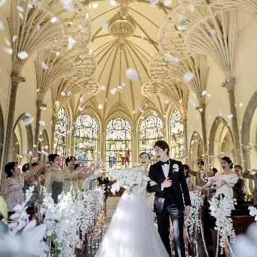 ストリングスホテルNAGOYA ステンドグラスをバックに行うフラワーシャワーも魅力