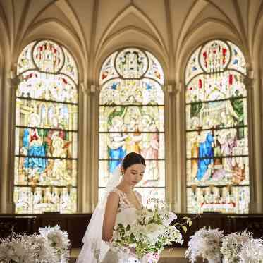 ストリングスホテルNAGOYA 五連の大きなステンドグラスが花嫁を際立たせる
