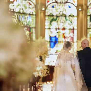 ストリングスホテルNAGOYA およそ20ｍのヴァージンロードで大切な親御様との入場は感動のシーンに