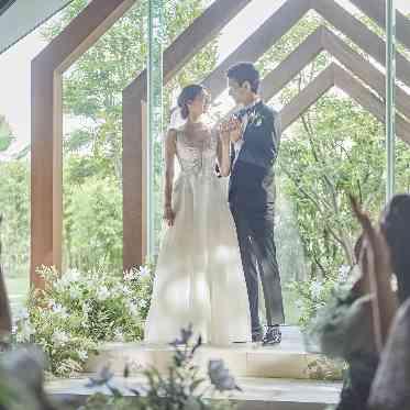 ストリングスホテルNAGOYA 光と緑に囲まれた祭壇で誓いを