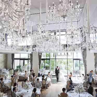 ストリングスホテルNAGOYA 自然光が差し込み、シャンデリアを輝かせる