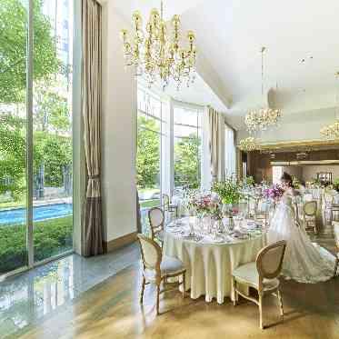 ストリングスホテルNAGOYA 併設のガーデンから自然光が差し込む