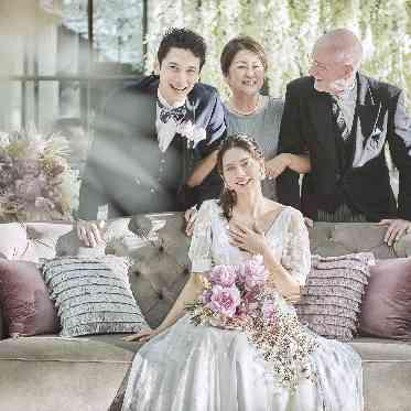 ストリングスホテルNAGOYA トレンドのソファメインで親御様との記念撮影