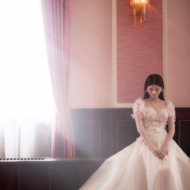 THE CONDER HOUSE(ザ・コンダーハウス) 窓からは明るい光が入り幻想的な雰囲気に