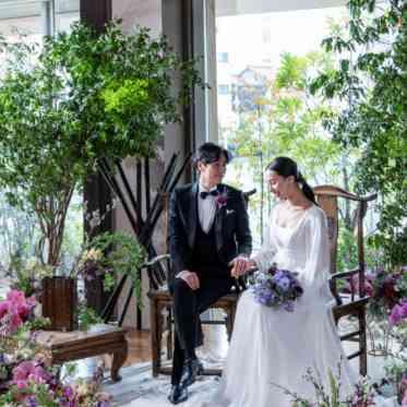 MIRAIE Wedding(ミライエウエディング) 大きな窓から降り注ぐ自然光とグリーンがふたりを美しく引き立たせる