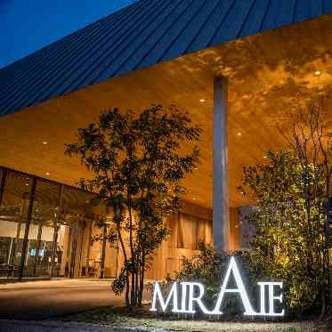 MIRAIE Wedding(ミライエウエディング) 夜になるとライトアップされのでまた違った雰囲気を味わえます♪