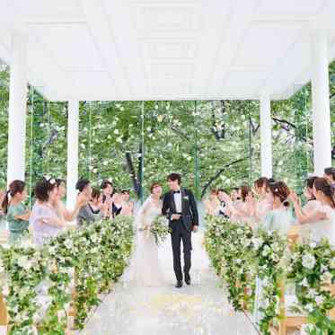 キャッスルガーデンOSAKA 挙式後はフラワーシャワーで祝福