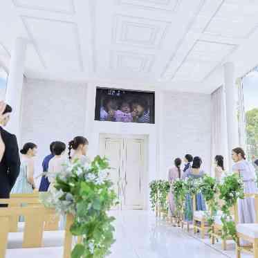 キャッスルガーデンOSAKA チャペル内で映像を流すことができ、より感動的な挙式にすることができる