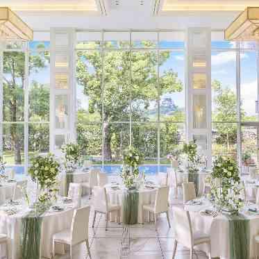 キャッスルガーデンOSAKA 緑に囲まれた会場。天井高7メートル。140名まで着席可能。