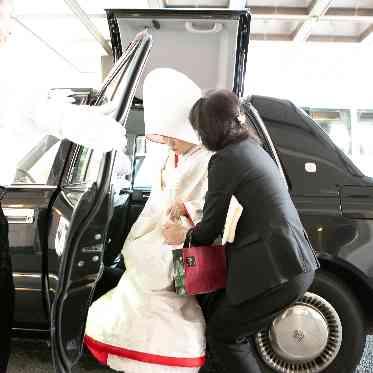 グランドホテル浜松 ホテルにてお支度。挙式神社へはブライダルカーにてご送迎いたします。