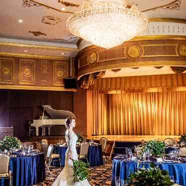 グランドホテル浜松 スワロフスキーのシャンデリアが煌めく、重厚感が漂うラグジュアリーな会場