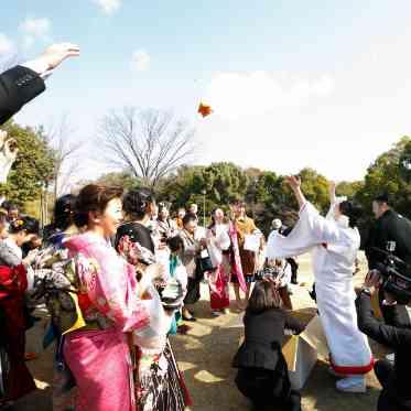挙式後は、お菓子まきも