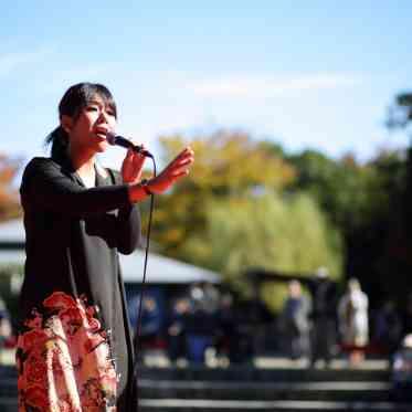 白鳥庭園 THE SHUGEN シンガーが歌い新郎新婦が入場