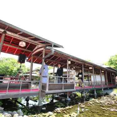 渡り廊下の美しい入場シーン