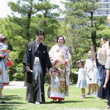 挙式後の折鶴シャワー