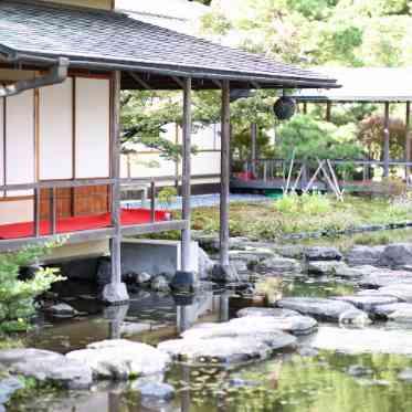 水面が美しい日本庭園
