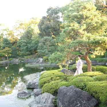 目の前は、広大な日本庭園が広がる