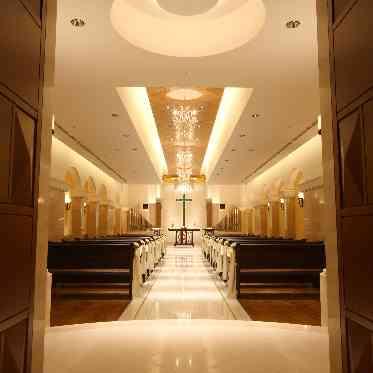 ホテルニューオータニ バージンロード前に高さがあることにより、後方の方にも入場シーンを見ていただける。