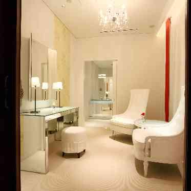 ホテルニューオータニ 入場前の控室「シンデレラルーム」。ご両親に感謝の気持ちを込め手紙を読む新婦も多い