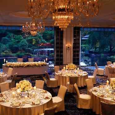 ホテルニューオータニ 夜は雰囲気が一変。落ち着いた趣のある披露宴が叶います。