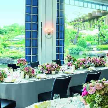 ホテルニューオータニ パノラマの大きな窓からは赤い太鼓橋が顔を覗かせます。