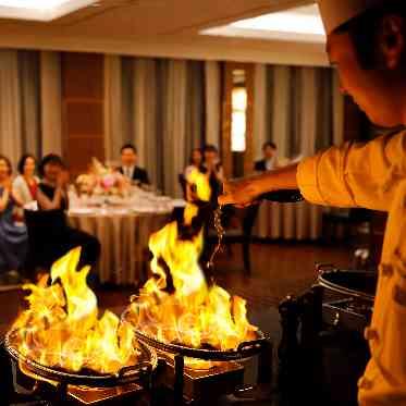 ホテルニューオータニ ACEROではオープンキッチンで料理のパフォーマンスを楽しむことができる。