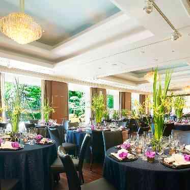 ホテルニューオータニ 木目調の会場で、和洋ともにお楽しみいただけます。