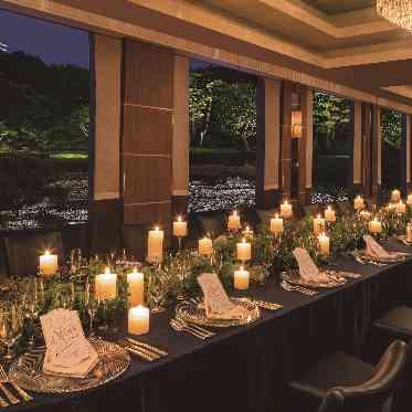 ナイトウエディングで大人っぽい印象に。ライトアップされた日本庭園もポイント。