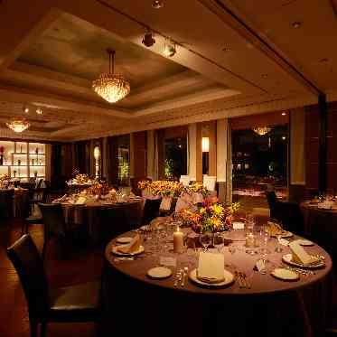 ホテルニューオータニ ナイトウエディングではおとなっぽい雰囲気でゲストを魅了。