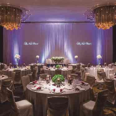 ホテルニューオータニ 天井高8mのスケール感に映える華やかなシャンデリア。