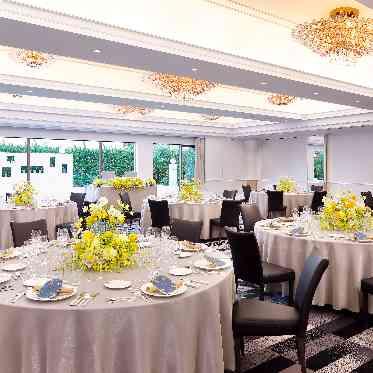 ホテルニューオータニ テラスからは緑が見え、開放感ある明るい会場。