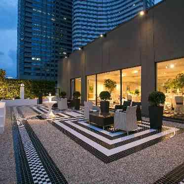 ホテルニューオータニ 噴水を構えた唯一のプライベートテラス。ゲストと歓談時間をお楽しみいただけます。