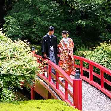 日本庭園の中央に位置する赤い太鼓橋