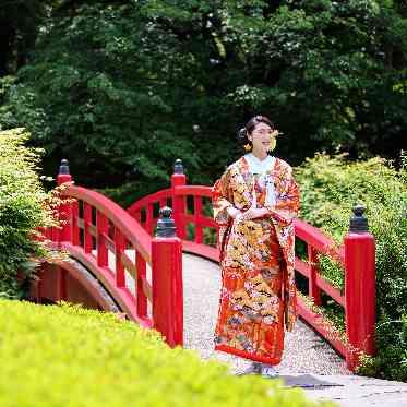 ホテルニューオータニ 赤い太鼓橋には、鮮やかな色打掛も映える