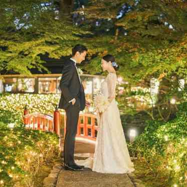 ホテルニューオータニ やわらかく幻想的なライトアップが、ふたりを彩る。