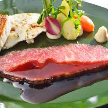 ホテルニューオータニ 至極の4皿メニュー「二の皿」伝統の極みローストビーフと真鯛のWメインディッシュ