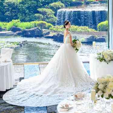 ホテルニューオータニ 自然光に映える柔らかな素材のドレスも素敵