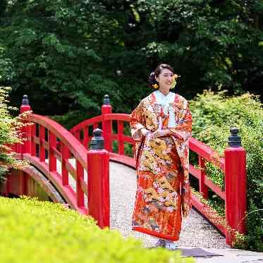 ホテルニューオータニ 赤い太鼓橋に映える赤の色打掛