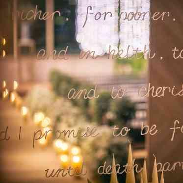 ampersand By LAGUNAVEIL ATELIER(アンパサンド バイ ラグナヴェールアトリエ) チャペル前のミラーに反射するキャンドルの灯りがお洒落