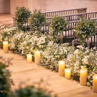 ampersand By LAGUNAVEIL ATELIER(アンパサンド バイ ラグナヴェールアトリエ) 木のぬくもりとキャンドルの灯りが温かさを演出