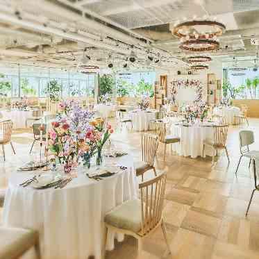 ampersand By LAGUNAVEIL ATELIER(アンパサンドバイラグナヴェールアトリエ) やわらかな印象の木目空間を花々で彩って